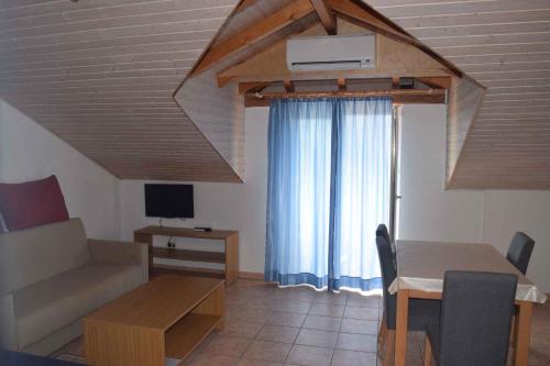 Televízia a/alebo spoločenská miestnosť v ubytovaní Apartment Novigrad, Istria 12