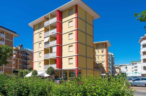 ビビオーネにあるApartments in Bibione 25583の赤と緑の高層アパートメントビル