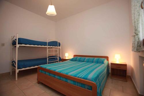 ロゾリーナ・マーレにあるApartment in Rosolina Mare 3のベッドルーム1室(二段ベッド1組、照明2つ付)