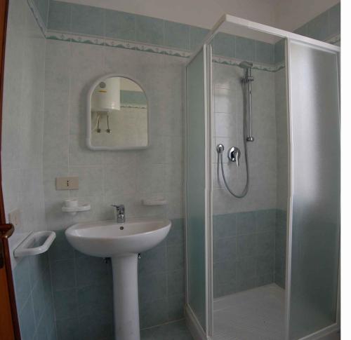 ロゾリーナ・マーレにあるApartments in Rosolina Mare 24851のバスルーム(シンク、シャワー付)