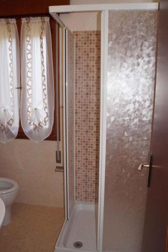 ロゾリーナ・マーレにあるApartment in Rosolina Mare 25004のバスルーム(ガラスドア付きのシャワー付)