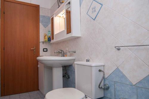 ノート・マリーナにあるHoliday home in Lido di Noto 23363のバスルーム(トイレ、洗面台付)