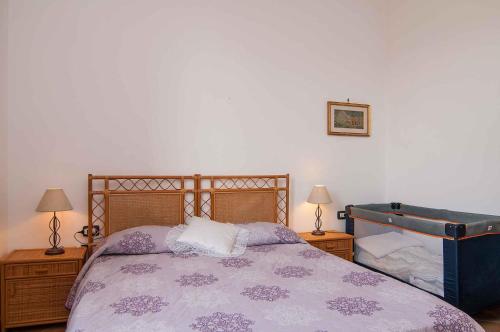 una camera con un letto e un piumone viola di Holiday home in Lido di Noto 23363 a Noto Marina