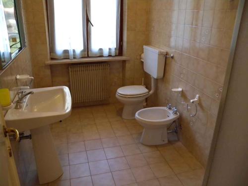 レードロにあるApartment Pieve di Ledro 3のバスルーム(トイレ、洗面台付)