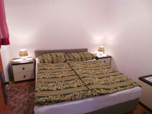 una camera con un letto con due comodini di Apartment Zadar, Zadar County 8 a Smirić