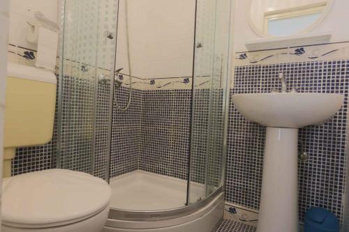 łazienka z toaletą i umywalką w obiekcie Apartment Silo 36 w mieście Šilo