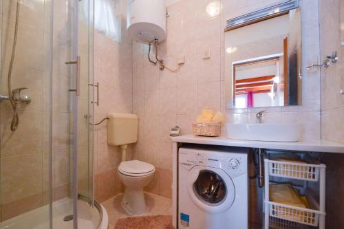 ein Badezimmer mit Toilette, Waschbecken und Waschmaschine in der Unterkunft Apartment in Pula - Istrien 11023 in Pula