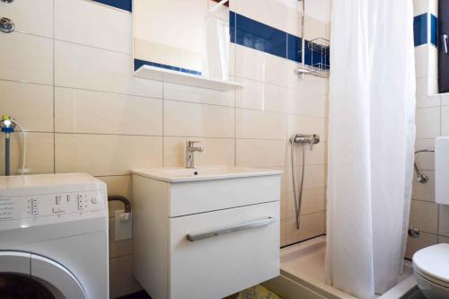 łazienka z umywalką i pralką w obiekcie Apartment in Pula/Istrien 11443 w mieście Veruda