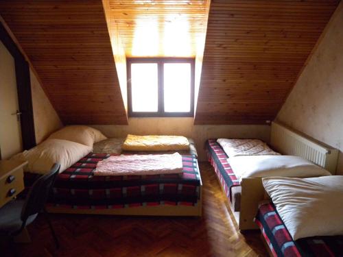 ザーンカにあるHoliday home in Zanka/Balaton 19618の屋根裏部屋 ベッド3台付