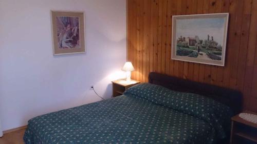 um quarto com uma cama e uma fotografia na parede em Apartment Privlaka 5 em Privlaka