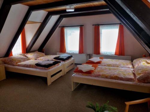 ヨセフーフ・ドゥールにあるHoliday home in Josefuv Dul 1726の屋根裏部屋 窓付 ベッド2台付