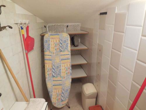 ein kleines Bad mit einem Surfbrett in der Ecke in der Unterkunft Apartment in Mori 24151 in Rontz-Klenz