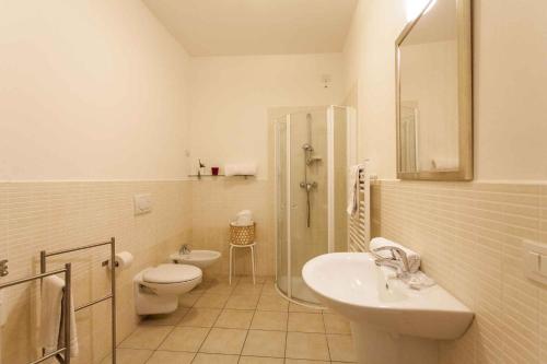 CenigaにあるApartment Dro 2のバスルーム(洗面台、トイレ、シャワー付)
