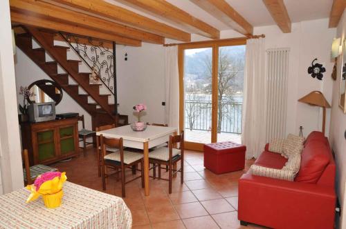 uma sala de estar com um sofá vermelho e uma mesa em Holiday home in Pieve di Ledro 22670 em Ledro
