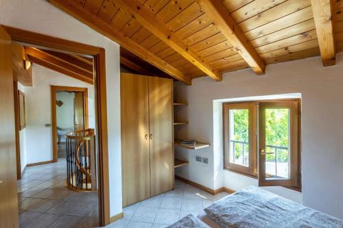 um quarto com uma cama e um tecto de madeira em Apartment in Tremosine/Gardasee 22273 em Tremosine Sul Garda