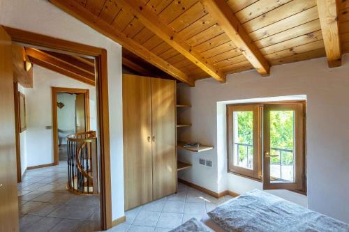 トレモージネ・スル・ガルダにあるApartment in Tremosine/Gardasee 22273の木製の天井が特徴のベッドルーム1室(ベッド1台付)
