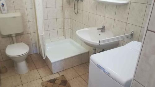 Ein Badezimmer in der Unterkunft Apartment Balatonmariafurdo 11