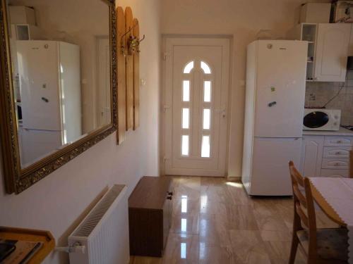 eine Küche mit einem Spiegel und einem weißen Kühlschrank in der Unterkunft Holiday home Balatonalmadi/Balaton 17971 in Balatonalmádi