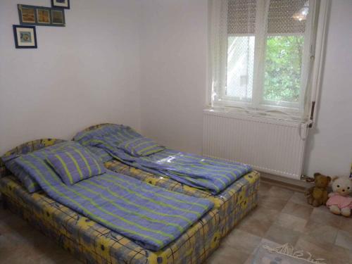 Balatonszabadi FürdőtelepにあるHoliday home in Siofok/Balaton 19703のテディベア付きのベッドルームのベッド1台