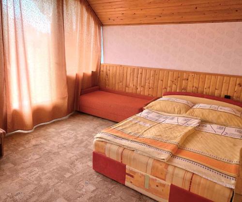 サーントードにあるHoliday home in Szantod/Balaton 20220のベッドルーム1室(ベッド2台、窓付)