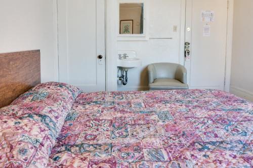 a bedroom with a bed and a sink at Aida Plaza Hotel in San Francisco