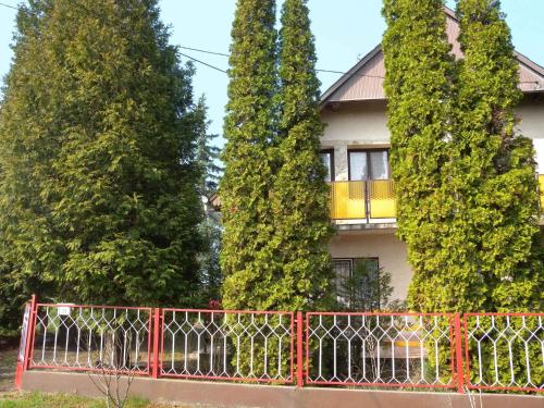バラトンケレストゥールにあるHoliday home in Balatonkeresztur 19478の木の家の前の赤い柵