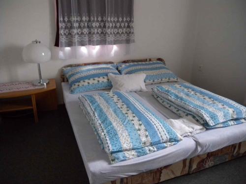 DobogómajorにあるHoliday home Cserszegtomaj/Balaton 18288のベッド(青と白の枕付)