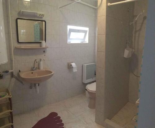 Bathroom sa Holiday home in Gyenesdias/Balaton 18816