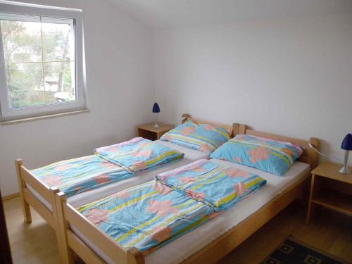 two twin beds in a room with a window at Apartment Silo 8 in Šilo