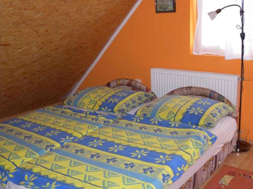 JózseftelepにあるHouse and Apartment Balatonmariafürdo 19319のベッド(青と黄色のシーツ、枕付)