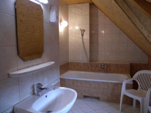 A bathroom at House and Apartment Balatonmariafürdo 19319