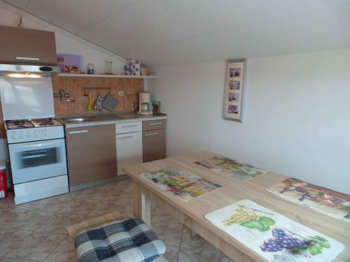 een keuken met een houten tafel en een aanrecht bij Apartment Fazana 15 in Fažana