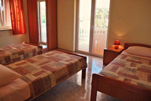ein Schlafzimmer mit 2 Betten und einer Lampe auf einem Tisch in der Unterkunft Holiday home in Muntic/Istrien 10956 in Muntić