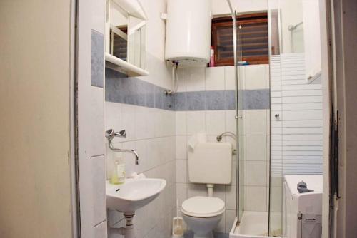 uma pequena casa de banho com WC e lavatório em Holiday home in Vir/Insel Vir 7481 em Vir