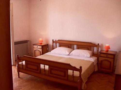 - une chambre avec un lit en bois et 2 tables de chevet dans l'établissement Holiday home Zaglav/Insel Dugi Otok 6296, à Zaglav