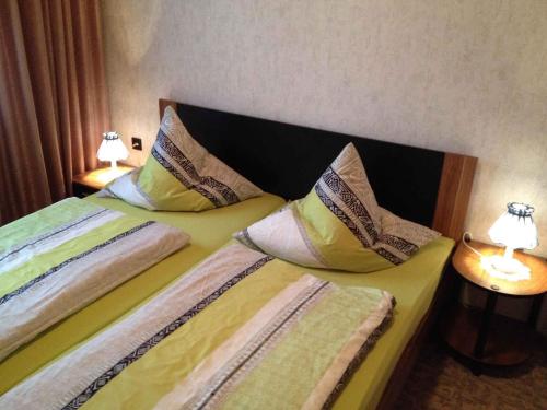 2 Betten in einem Zimmer mit 2 Lampen an Tischen in der Unterkunft Holiday home in Waltershausen OT Fischbach 3171 in Fischbach