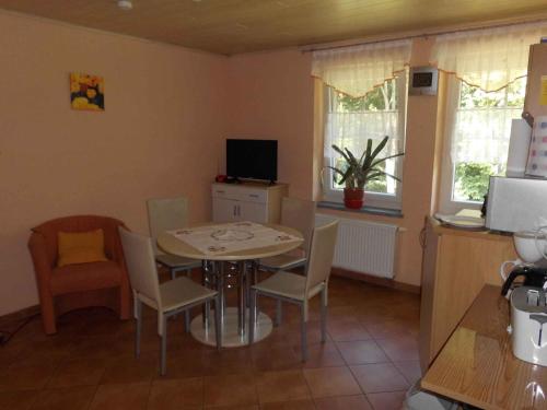 eine Küche und ein Esszimmer mit einem Tisch und Stühlen in der Unterkunft Apartment Sayda 3 in Pilsdorf