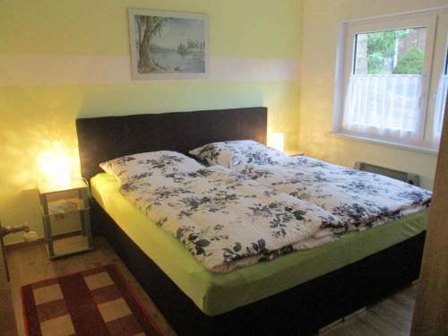 ein Schlafzimmer mit einem Bett mit einer Decke darauf in der Unterkunft Holiday Home Gohren - Ostseebad 1 in Göhren