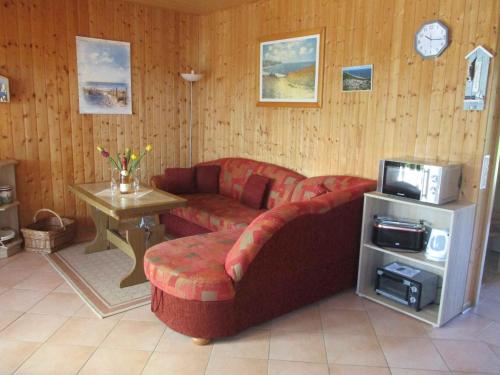 ein Wohnzimmer mit einem Sofa und einem Tisch in der Unterkunft Holiday Home Gohren - Ostseebad 1 in Göhren