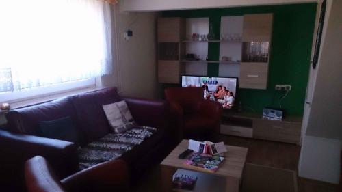 ein Wohnzimmer mit einem Sofa und einem Tisch in der Unterkunft Apartment in Sehlen/Insel Rügen 3067 in Sehlen