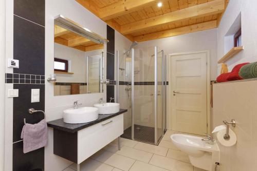ein Bad mit 2 Waschbecken und einer Dusche in der Unterkunft Holiday home in Zempin (Seebad) 3239 in Zempin