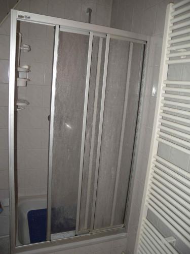 W łazience znajduje się prysznic ze szklanymi drzwiami. w obiekcie Apartment in Bergen auf Rügen 2835 w mieście Bergen auf Rügen