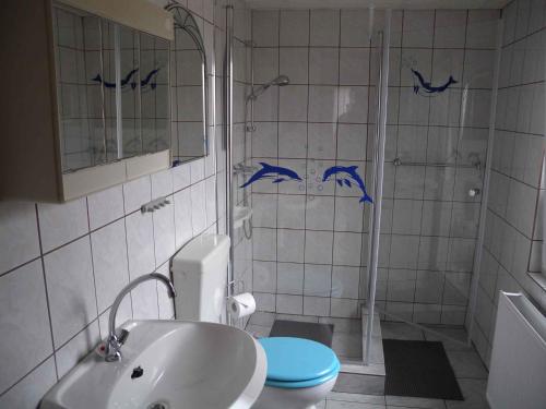 y baño con ducha, aseo y lavamanos. en Apartment Kamminke 2 en Kamminke