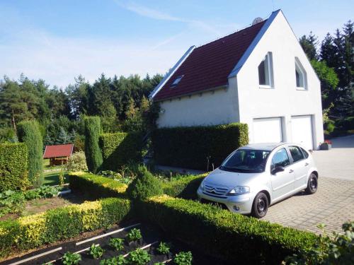 a white car parked in front of a house at Apartment in Frantiskovy Lazne 1609 in Dolní Lomany