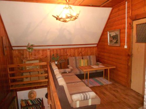 una habitación con sofá y mesa en una casa en Holiday home in Dolni Dvur 2374 en Dolni Dvur