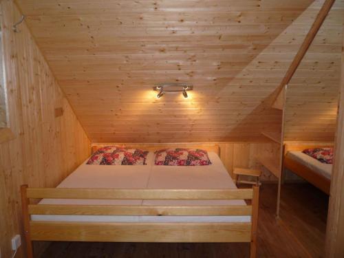 En eller flere senger på et rom på Holiday home in Dolce u Trutnova 2310