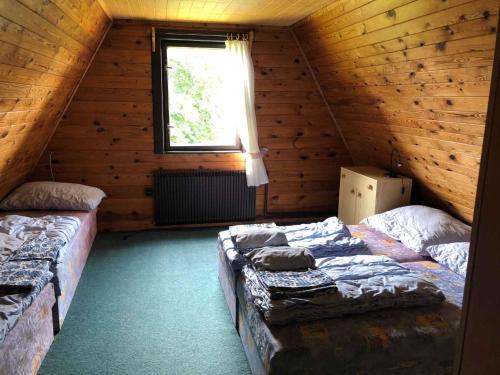 Habitación en el ático con 2 camas y ventana en Holiday home Strazne - Riesengebirge 2326, en Strážné