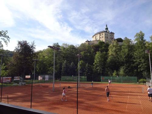 un groupe de personnes jouant au tennis sur un court de tennis dans l'établissement Rekreacni dum s velkou zahradu a venkovnim bazen, à Frýdlant