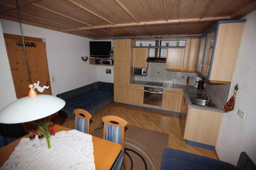 eine Küche und ein Esszimmer mit einem Tisch und Stühlen in der Unterkunft Apartment in Stummerberg/Zillertal 824 in Ahrnbach