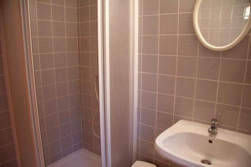 La salle de bains est pourvue d'une douche et d'un lavabo. dans l'établissement Apartment Harrachov 6, à Nový Svět